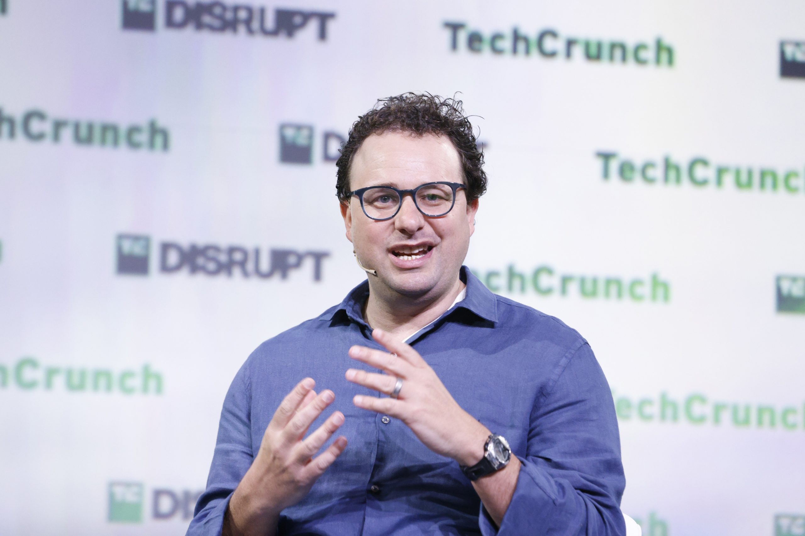 TechCrunch Disrupt 2023 무대에서 발언하는 다리오 아모데이