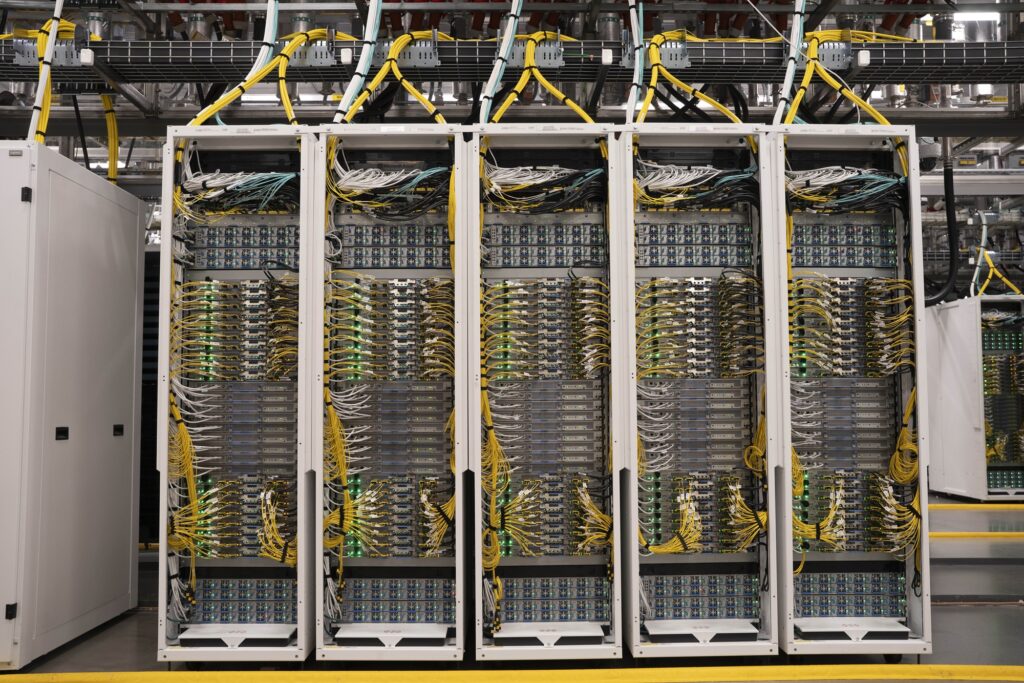 마이크로소프트 페어워터 AI 데이터센터의 GPU 서버 랙