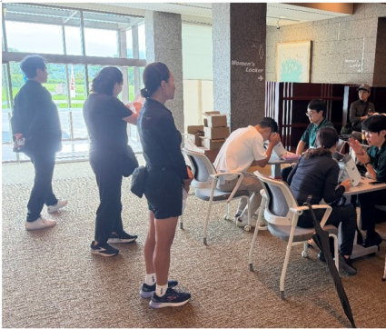 한국시각장애인골프대회에서 건강 스크리닝을 받는 참가자들