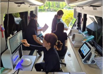 상벨 차량 내부에서 건강 스크리닝 결과를 상담하는 아크 담당자들