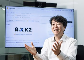 A.X K2를 소개하는 김태윤 SK텔레콤 파운데이션 모델 담당