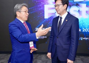 AI 페스타 2025 행사에 참석한 배경훈 부총리와 관계자들