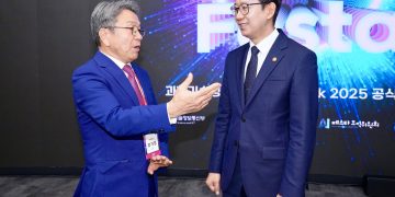 AI 페스타 2025 행사에 참석한 배경훈 부총리와 관계자들