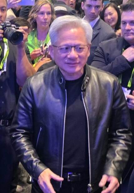 GTC 2026 전시장을 둘러보는 젠슨 황 엔비디아 CEO