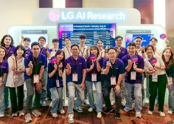 행사장에서 엑사원을 소개하는 LG AI연구원 구성원