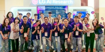 행사장에서 엑사원을 소개하는 LG AI연구원 구성원