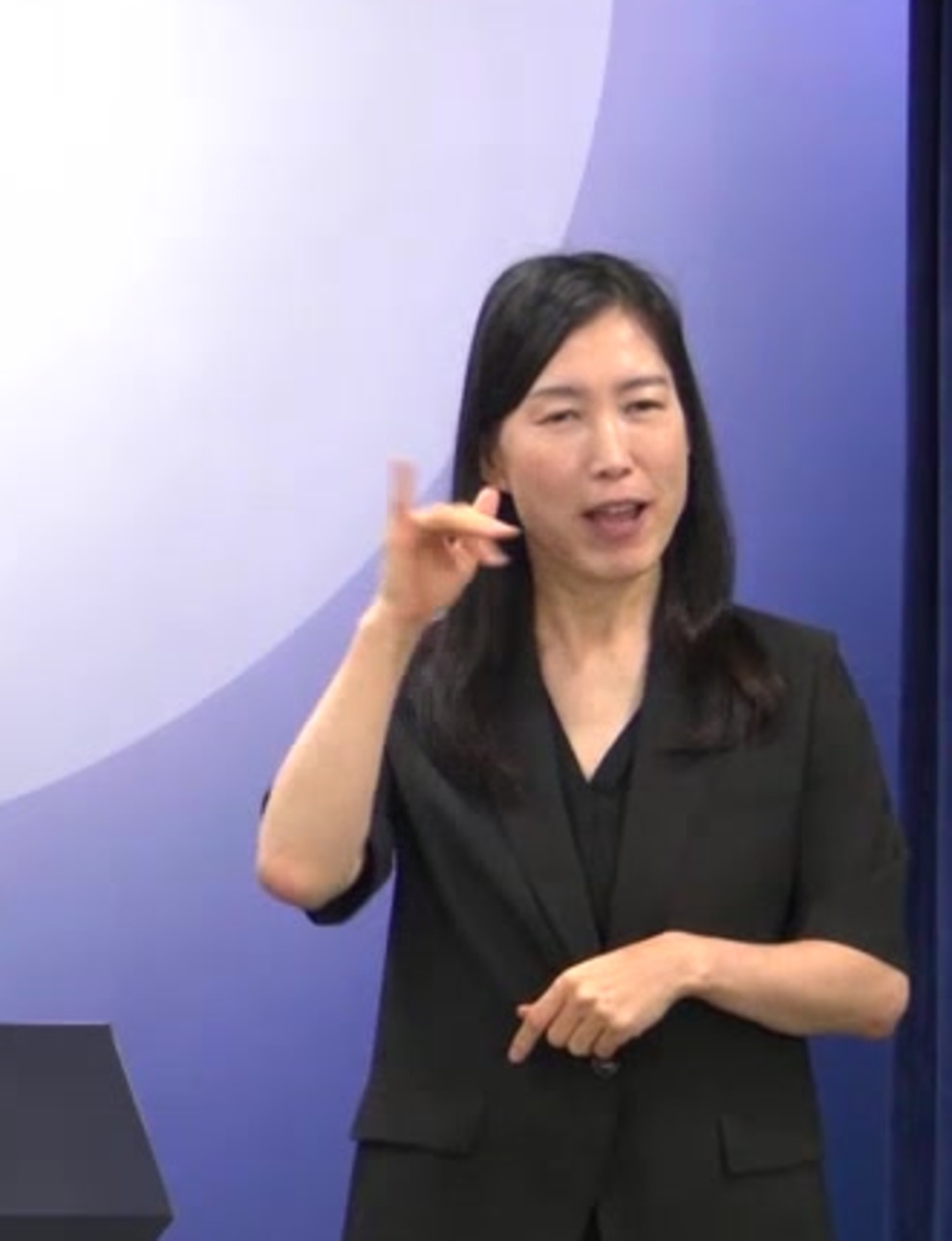 독파모 2차 단계평가 결과 브리핑 현장의 수어통역