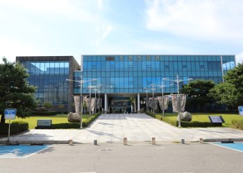수원박물관 외관과 진입로