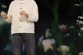 마이크로소프트 AI CEO 무스타파 술레이만이 행사 무대에서 발표하는 모습