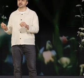 마이크로소프트 AI CEO 무스타파 술레이만이 행사 무대에서 발표하는 모습