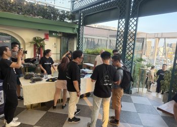 디에이전트AI 행사 등록 공간에서 참가자들이 교류하는 모습
