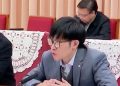 딥시크 창업자 량원펑이 중국 정부 좌담회에서 발언하는 모습