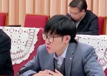 딥시크 창업자 량원펑이 중국 정부 좌담회에서 발언하는 모습