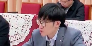 딥시크 창업자 량원펑이 중국 정부 좌담회에서 발언하는 모습