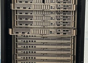 NVIDIA DGX GB200 서버 랙 전면 실사진