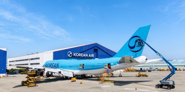 대한항공 부산 테크센터에서 정비 중인 보잉 747-8i