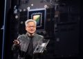 AI 가속기 보드를 들고 설명하는 젠슨 황 엔비디아 CEO