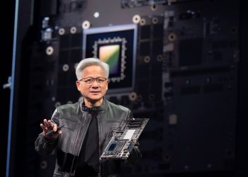 AI 가속기 보드를 들고 설명하는 젠슨 황 엔비디아 CEO