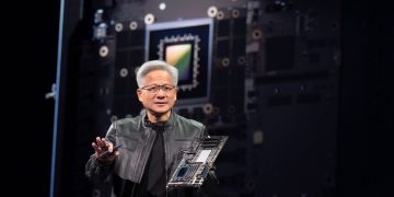 AI 가속기 보드를 들고 설명하는 젠슨 황 엔비디아 CEO