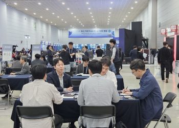 공공기관 구매 담당자와 AI 기업이 상담하는 중소기업기술마켓 현장
