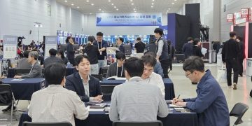 공공기관 구매 담당자와 AI 기업이 상담하는 중소기업기술마켓 현장