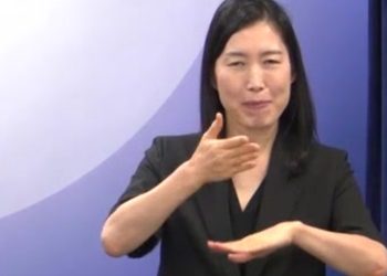 독파모 2차 단계평가 결과 브리핑 현장의 수어통역