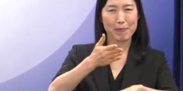 독파모 2차 단계평가 결과 브리핑 현장의 수어통역