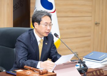개인정보보호위원회 제9회 전체회의에서 딥시크 실태점검 안건을 심의하는 모습