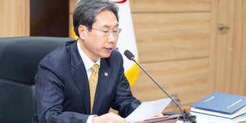 개인정보보호위원회 제9회 전체회의에서 딥시크 실태점검 안건을 심의하는 모습