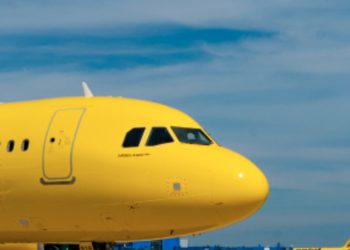 스피릿항공 항공기 앞부분이 공항 활주로에 있는 모습