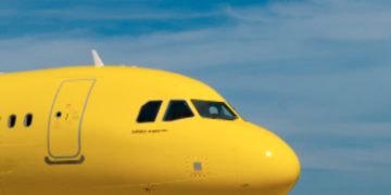 스피릿항공 항공기 앞부분이 공항 활주로에 있는 모습