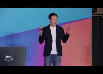 AWS 공식 세션에서 삼성 입찰 문서 분석 사례를 발표하는 현장