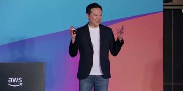 AWS 공식 세션에서 삼성 입찰 문서 분석 사례를 발표하는 현장