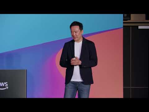 AWS 공식 세션에서 대용량 건설 문서 분석 사례를 설명하는 발표자