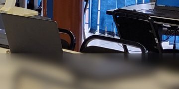 노트북과 대형 화면을 갖춘 디지털 교육 교실