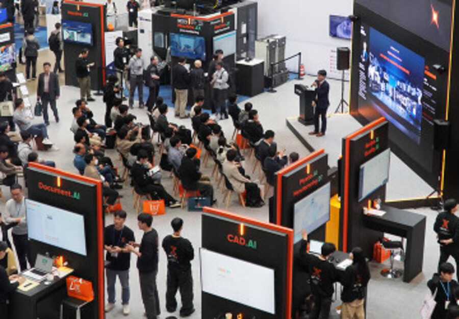 SIMTOS 2026 인터엑스 부스에서 자율제조 기술 설명을 듣는 관람객들
