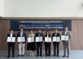수산물 이력추적 국제표준 업무협약서를 든 참여기관 관계자들
