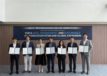 수산물 이력추적 국제표준 업무협약서를 든 참여기관 관계자들