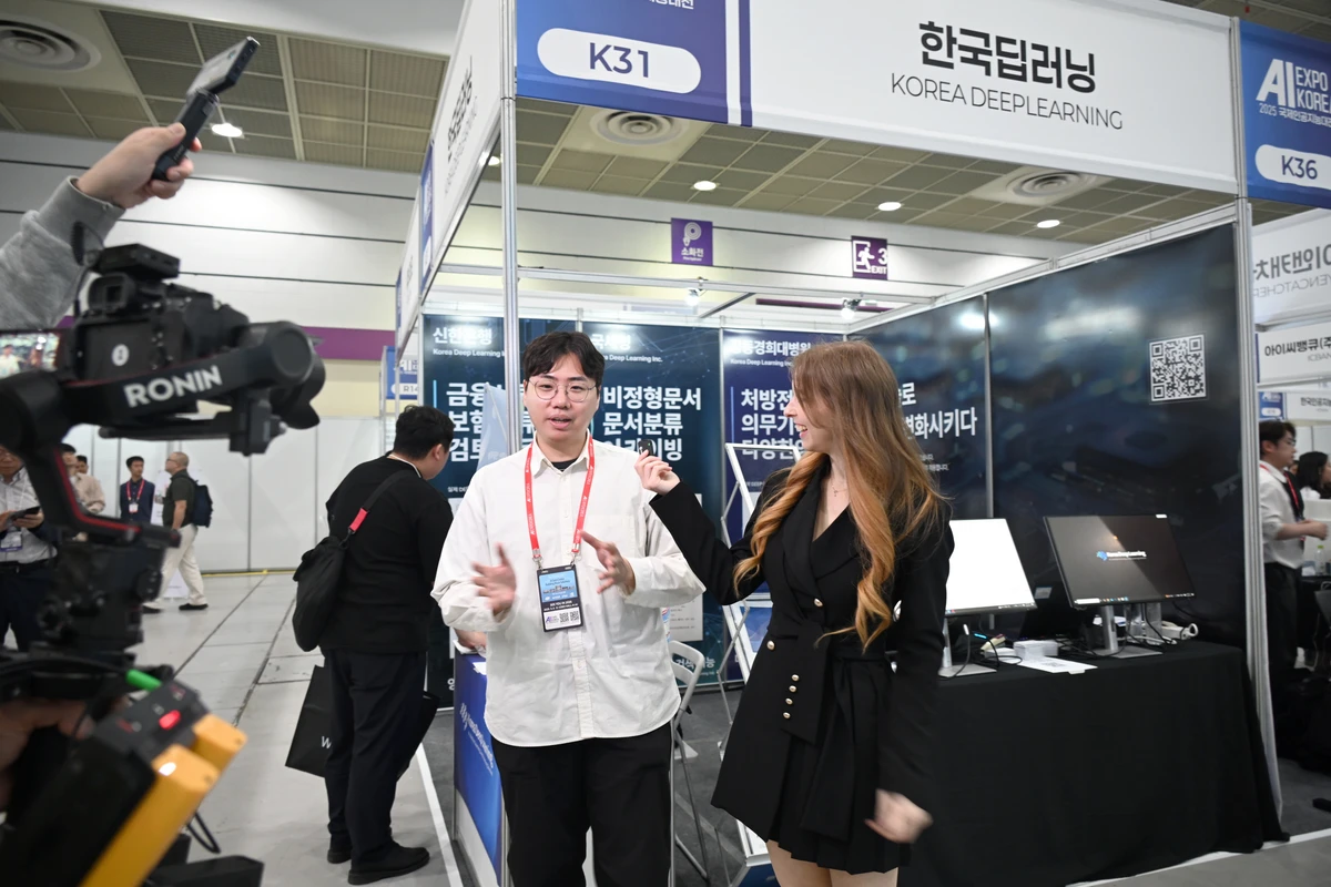 AI EXPO KOREA 2025 한국딥러닝 부스에서 문서 AI를 설명하는 현장