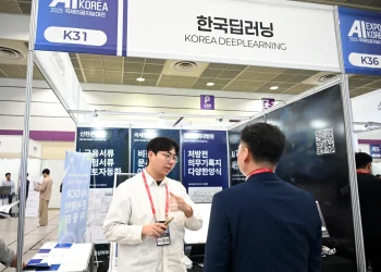 AI EXPO KOREA 2025 한국딥러닝 부스에서 문서 AI를 설명하는 현장
