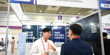 AI EXPO KOREA 2025 한국딥러닝 부스에서 문서 AI를 설명하는 현장