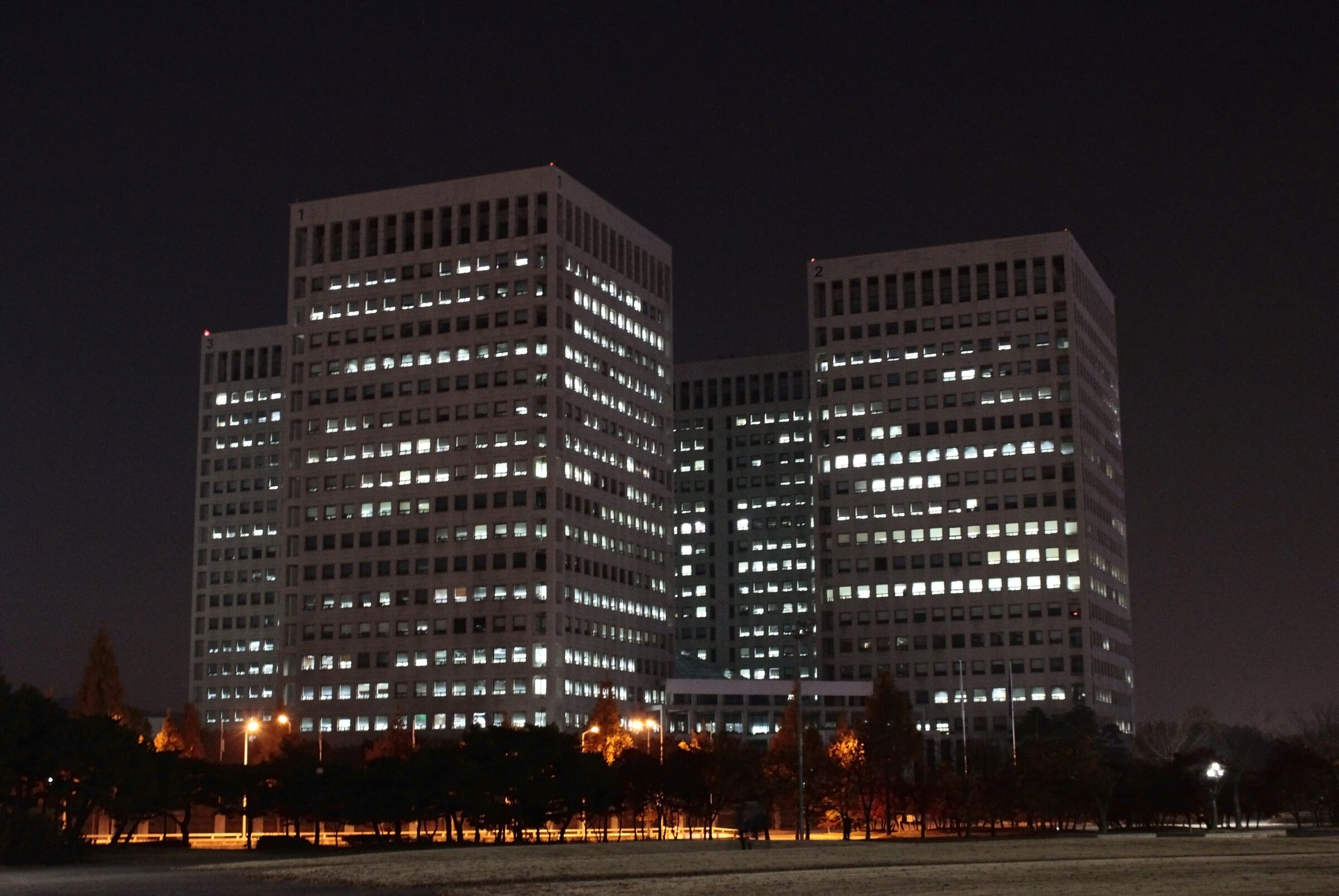 지식재산처가 입주한 정부대전청사의 야간 전경