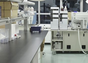 케이메디허브 신약개발지원센터의 후보물질 분석 장비와 실험실