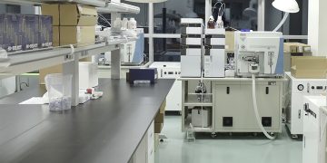 케이메디허브 신약개발지원센터의 후보물질 분석 장비와 실험실