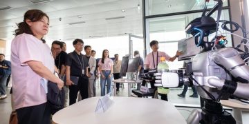KT AID-X 데모데이에서 휴머노이드 로봇 시연을 살펴보는 임직원들