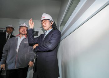 박윤영 KT 대표가 kt cloud 목동2 데이터센터 시설을 점검하는 모습