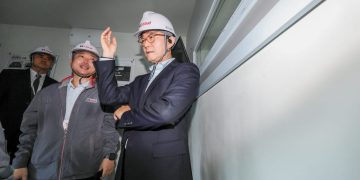 박윤영 KT 대표가 kt cloud 목동2 데이터센터 시설을 점검하는 모습
