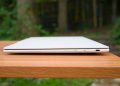 레노버 Yoga Slim 7i Ultra Aura Edition의 얇은 본체와 USB-C 단자
