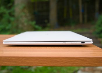 레노버 Yoga Slim 7i Ultra Aura Edition의 얇은 본체와 USB-C 단자