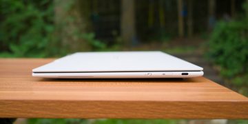 레노버 Yoga Slim 7i Ultra Aura Edition의 얇은 본체와 USB-C 단자